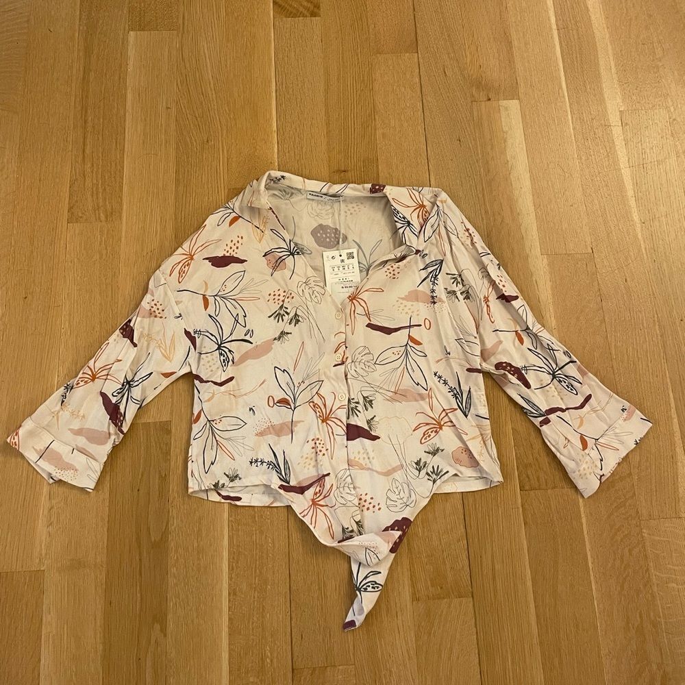 Collared crop top with tie